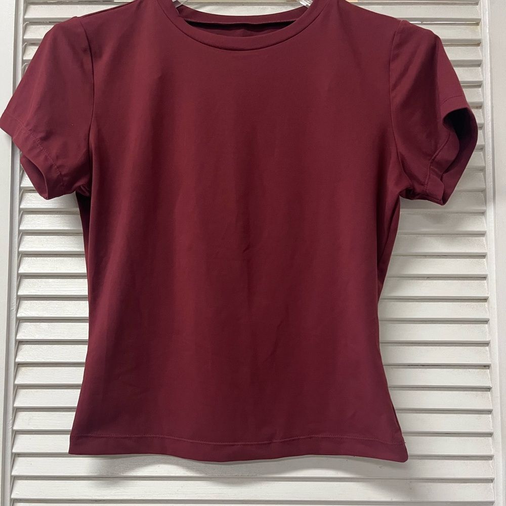 TRENDY QUEEN ✨women active wear medium ✨Burgundy Short Sleeve Top - Picture 4 of 6